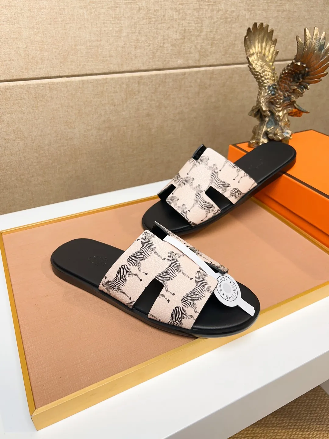 Men's clothing and shoes 💰280 💅💅💅 new arrival. Hermes Hermes official website latest counter synchronized new oran color leather H slippers, the original Paris version flew back to the original model and opened the mold to make it perfectly🍌The highest quality Sincerity, you can enter and leave the counter at will [Deyi] The upper is made of original customized  colored palm prints, crocodile print, ostrich print, colored cow leather, colored cow suede, 🤔 horse hair, 🥳 colored diamonds, 🥰 3D printing, and other genuine leather slippers, imported cow pattern foot pad lining, Italian  latest original genuine leather combination outsole Code number: 38-48 (customized at 46.47.48) Can be made into picture combination sole with genuine leather pattern and ordinary molded outsole
